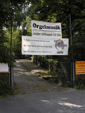 2-kirche eingang plakat1